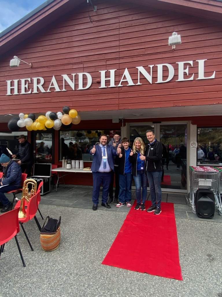 Ordfører i Ullensvang kommune Roald Aga, sammen med ekteparet Audun Berg og Bergljot Berg og deres to sønner. FOTO: Gunta fra Snarkjøp