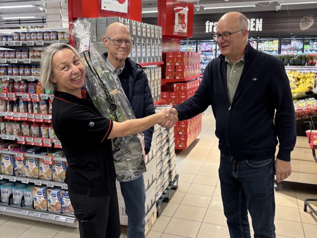 Zenja fikk overrakt blomster i forbindelse med nyåpningen.