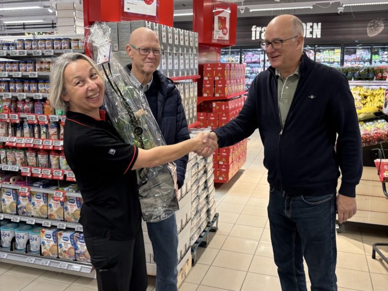 Zenja fikk overrakt blomster i forbindelse med nyåpningen.