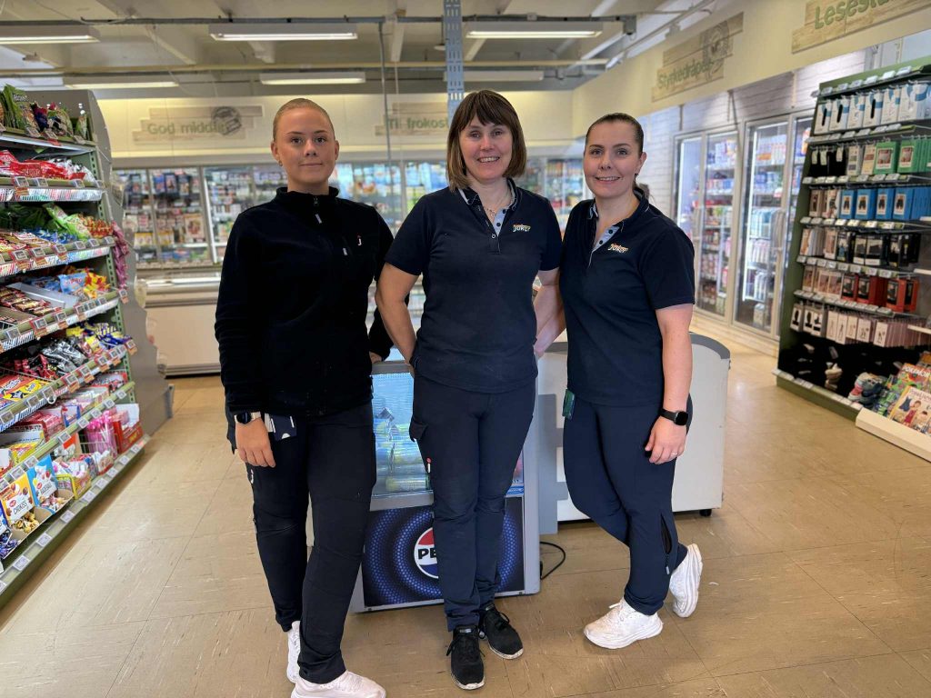 Vilde Lausund, Ann-Kristin Farstad, Camilla Rønstad står i butikken.