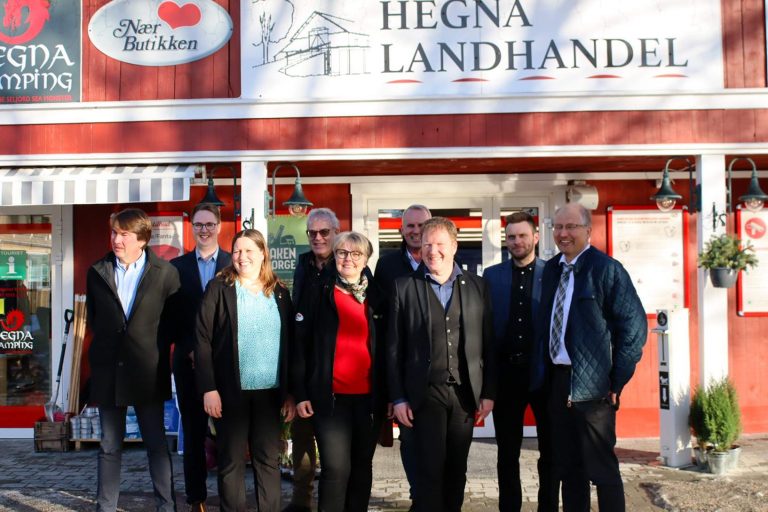 Fra venstre: Kjetil Flåtrud (kjededirektør NorgesGruppen), Einar Uvsløkk (ansatt Mat-Norge), Beate Marie Dahl Eide (ordfører Seljord kommune), Hallvard Christenson (Merkur-programmet, Gro Cathrine Aasgrav (butikksjef Hegna Landhandel), Hans Olav Bakås (CEO Mat-Norge), Sigbjørn Gjelsvik (kommunal- og distriktsminister), Sondre Aasan (fungerende ordfører i Seljord kommune) og Terje Riis-Johansen, fylkesordfører i Telemark.