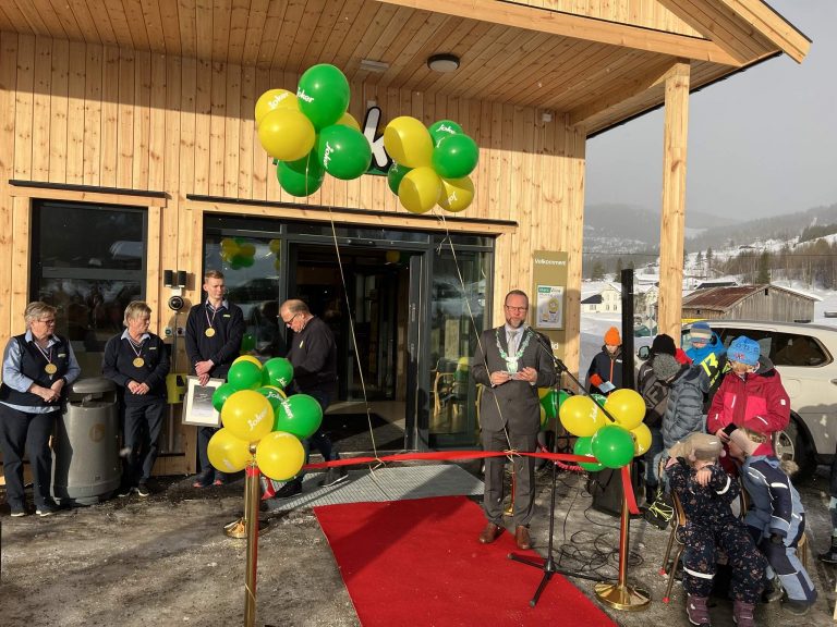 Ordfører Bengt Halvard Odden var tydelig stolt under åpningen av Joker Tuddal.