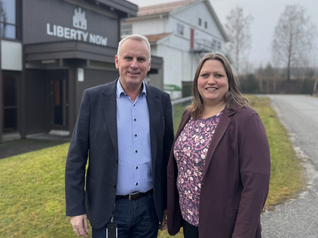 Hans Olav Bakås og Beate Marie Dahl Eide ved Liberty Now sitt kontor i Bø i Telemark.