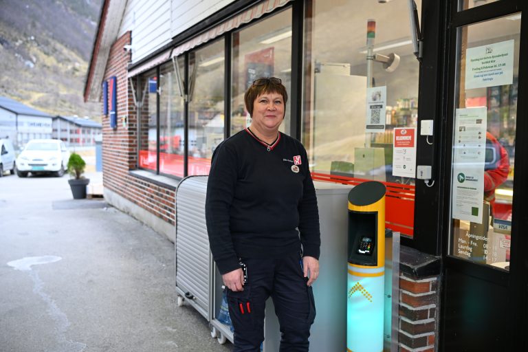 Butikksjef utenfor butikk