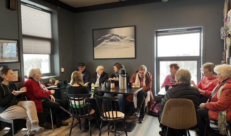 Kaffekroken hos Snarkjøp Djupvik er fullsatt, og de koser seg med kaffe og kake.